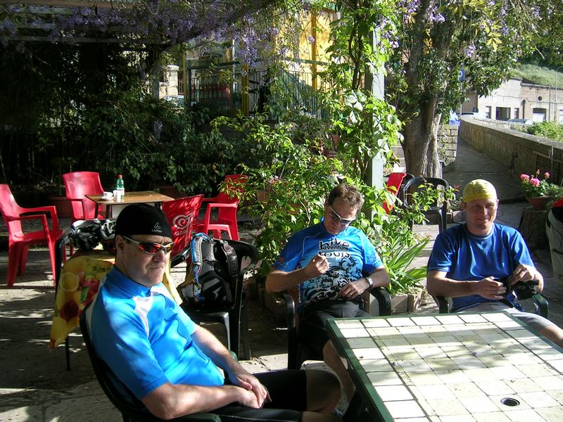 332a Bar in Sorano,warten auf Bier.jpg